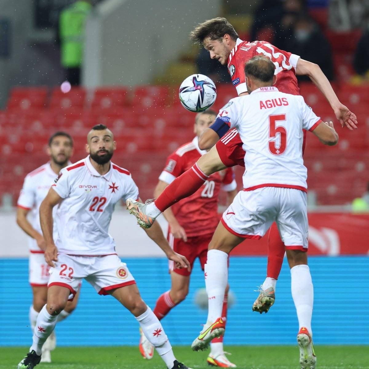 包含捷克险胜斯洛伐克，小组次席积分领先的词条