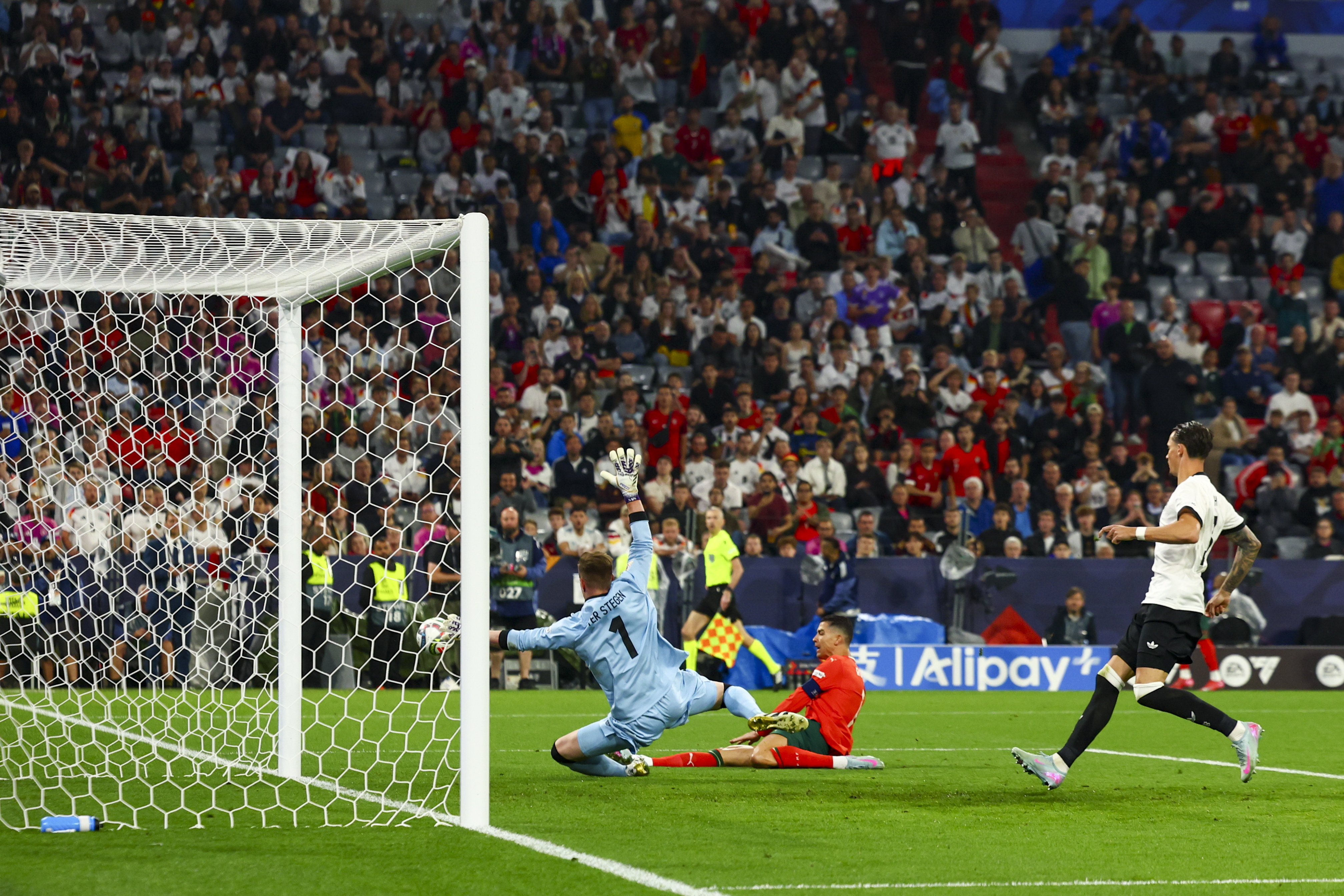 包含胜负之争,欧洲足球比赛激烈进行的词条 包含胜负之争,欧洲足球比赛激烈进行的词条