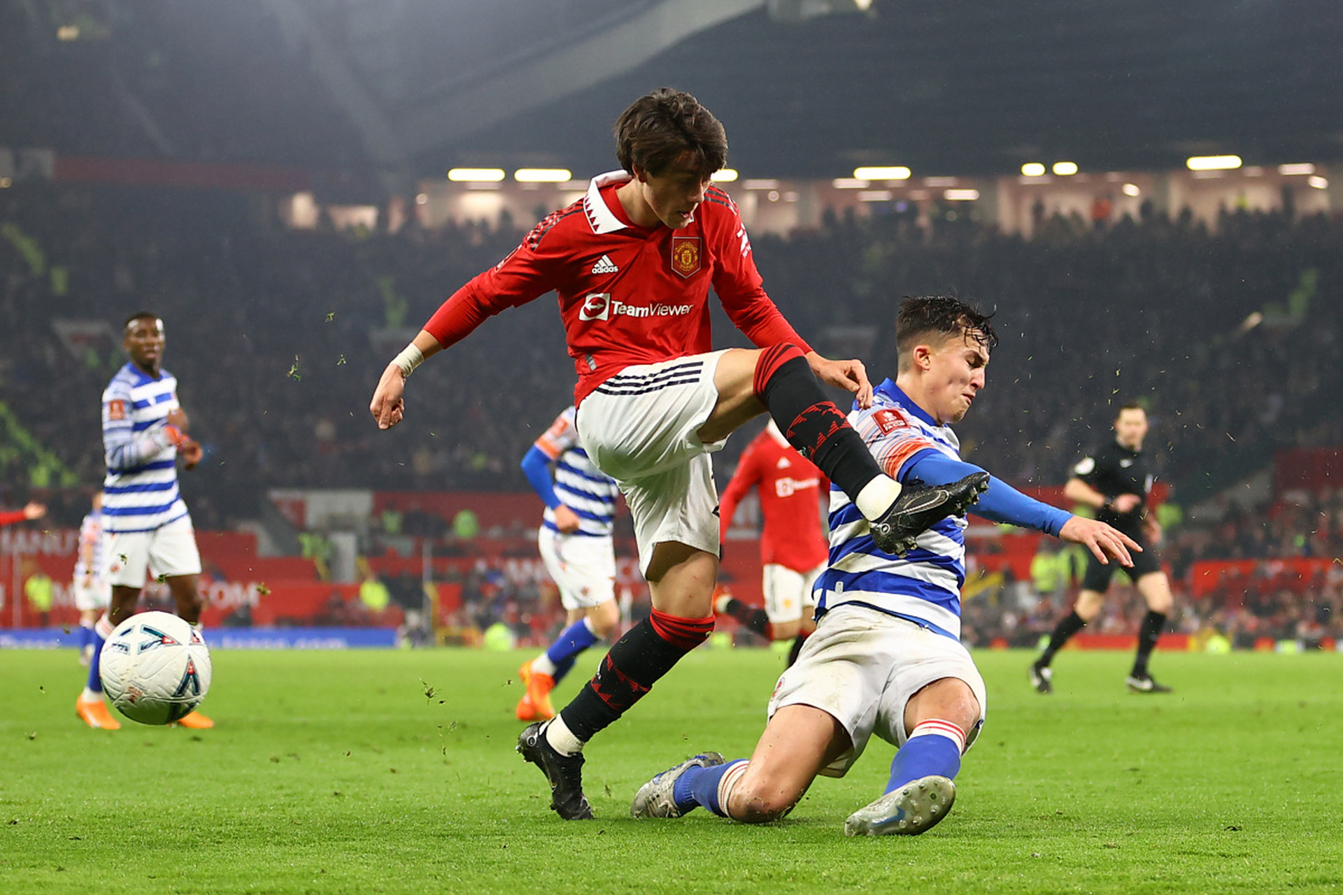 包含胜负之争,欧洲足球比赛激烈进行的词条 包含胜负之争,欧洲足球比赛激烈进行的词条