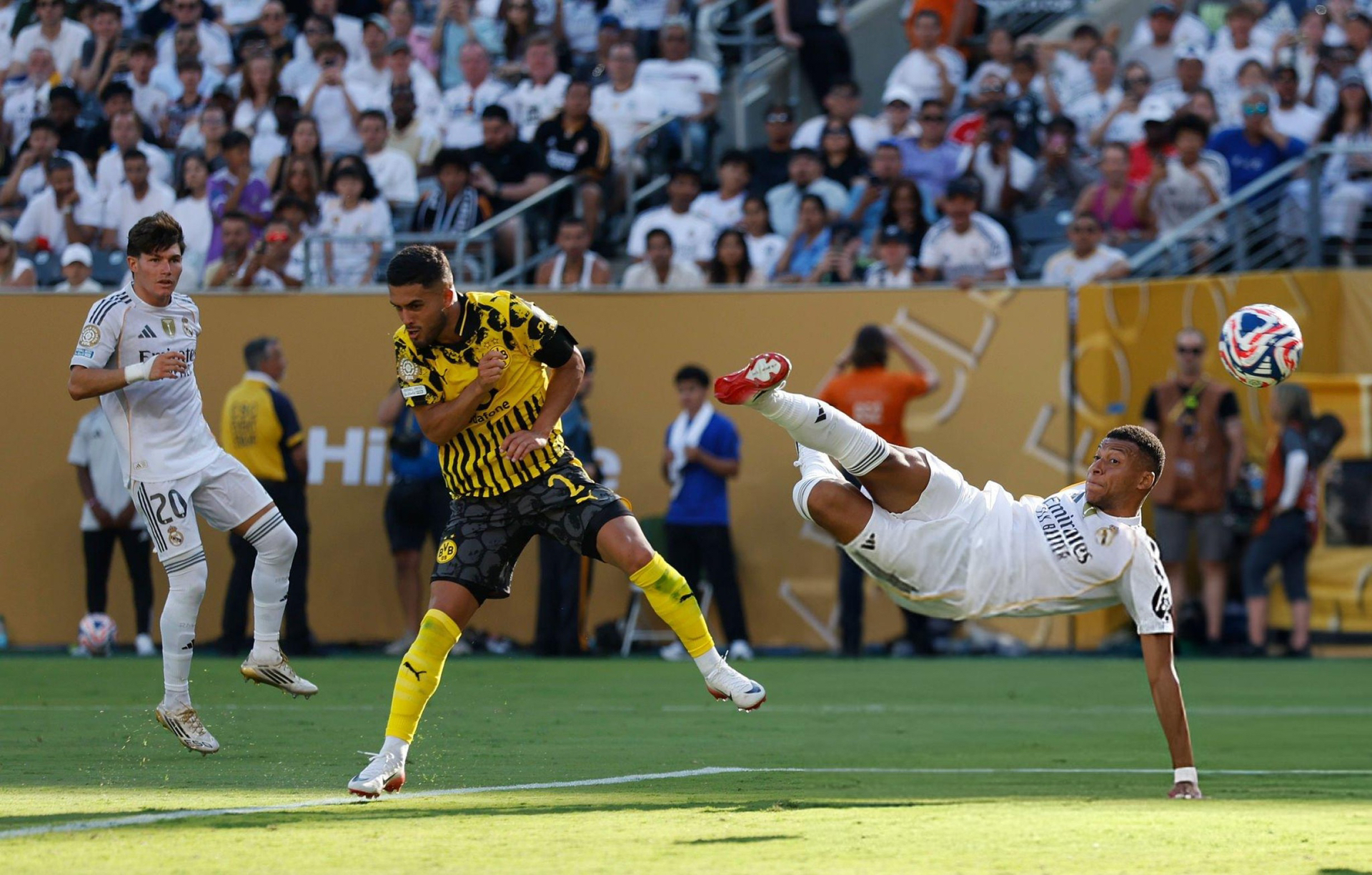 足球惊险逆转取胜，粉丝狂欢不已的简单介绍