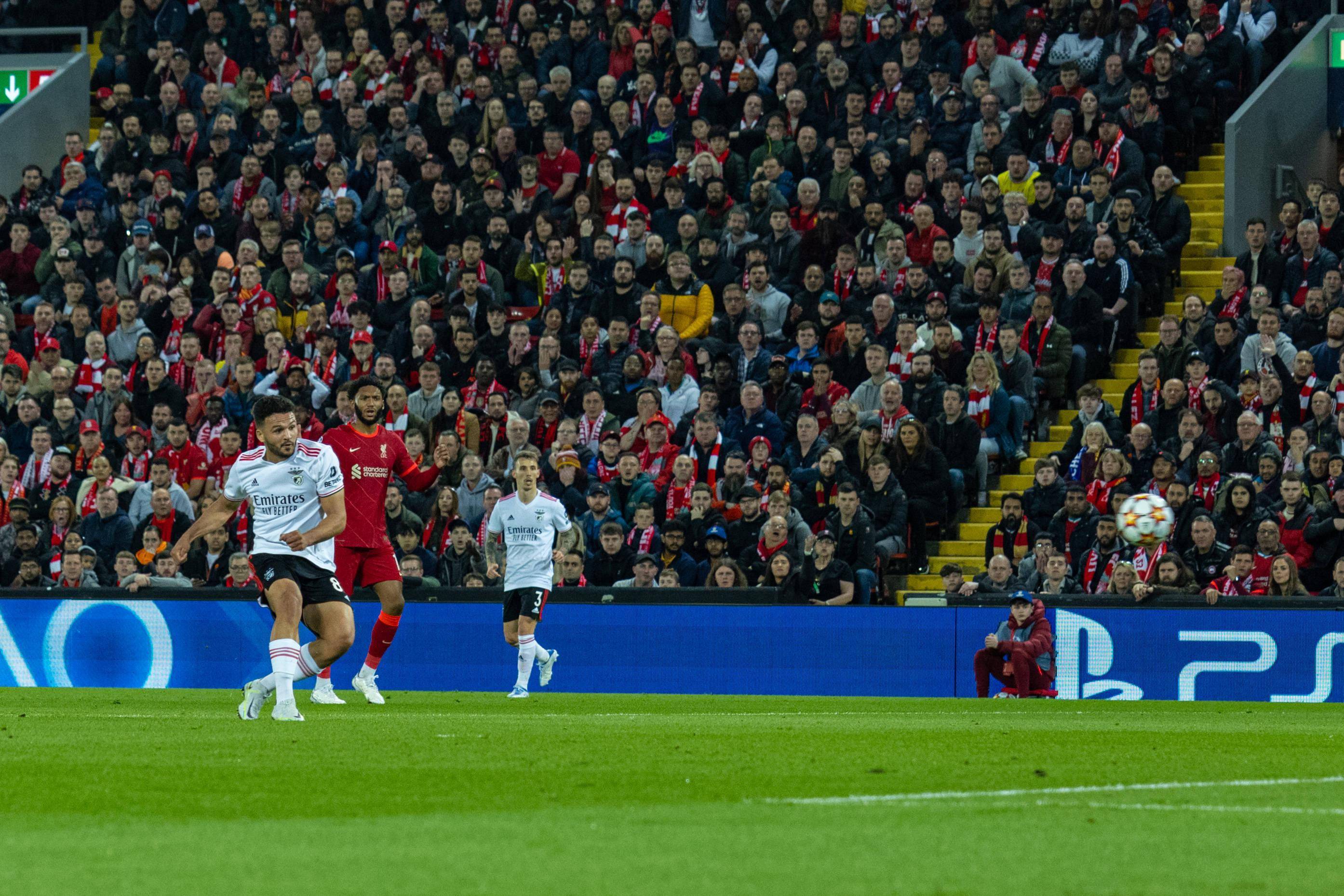 足球惊险逆转取胜，粉丝狂欢不已的简单介绍